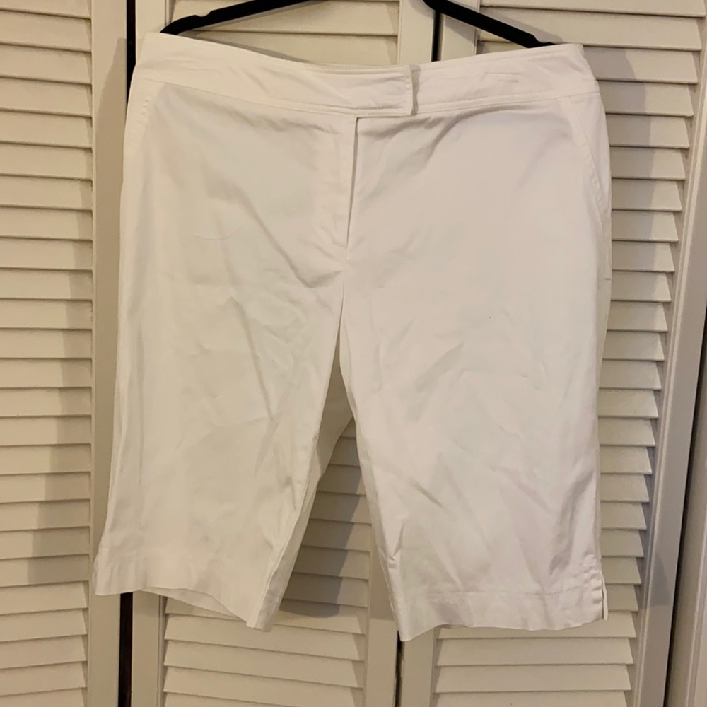 TRIBELLA white walking shorts… A CLASSIC. In excellent condition :)
